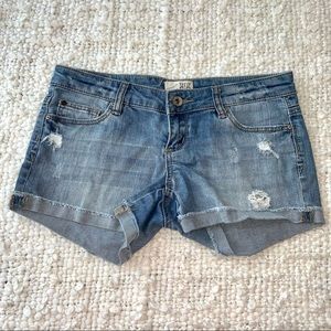 Garage distressed denim shorts 💕